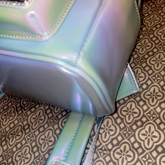 Exclusive blue Minnie Iridescent backpack! - Picture 3 of 6